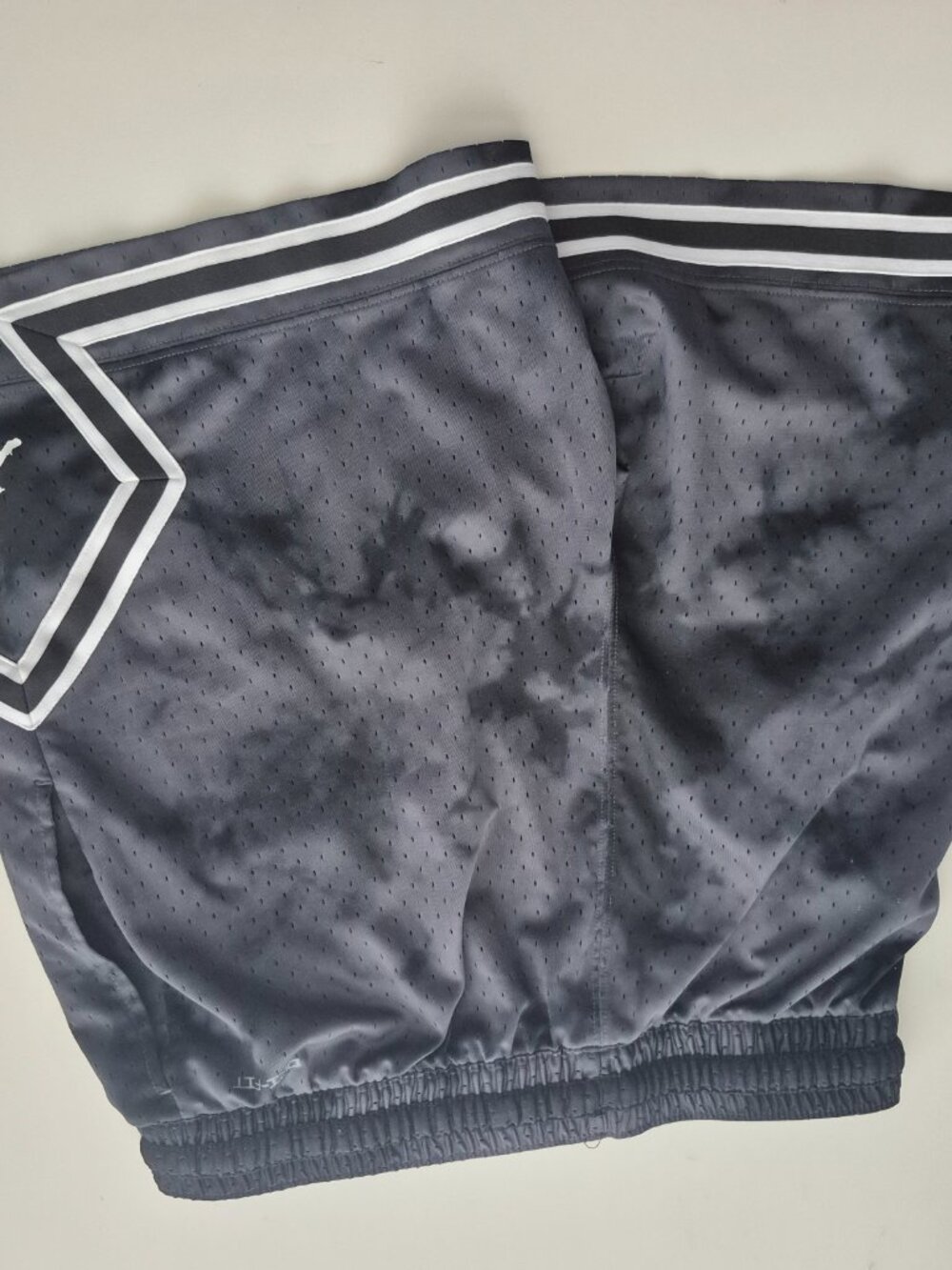 Nike Air Jordan Basketball Shorts Grey & Black - Picture 3 of 3